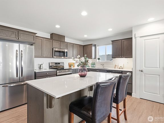 5th image of 2355 3rd St SE