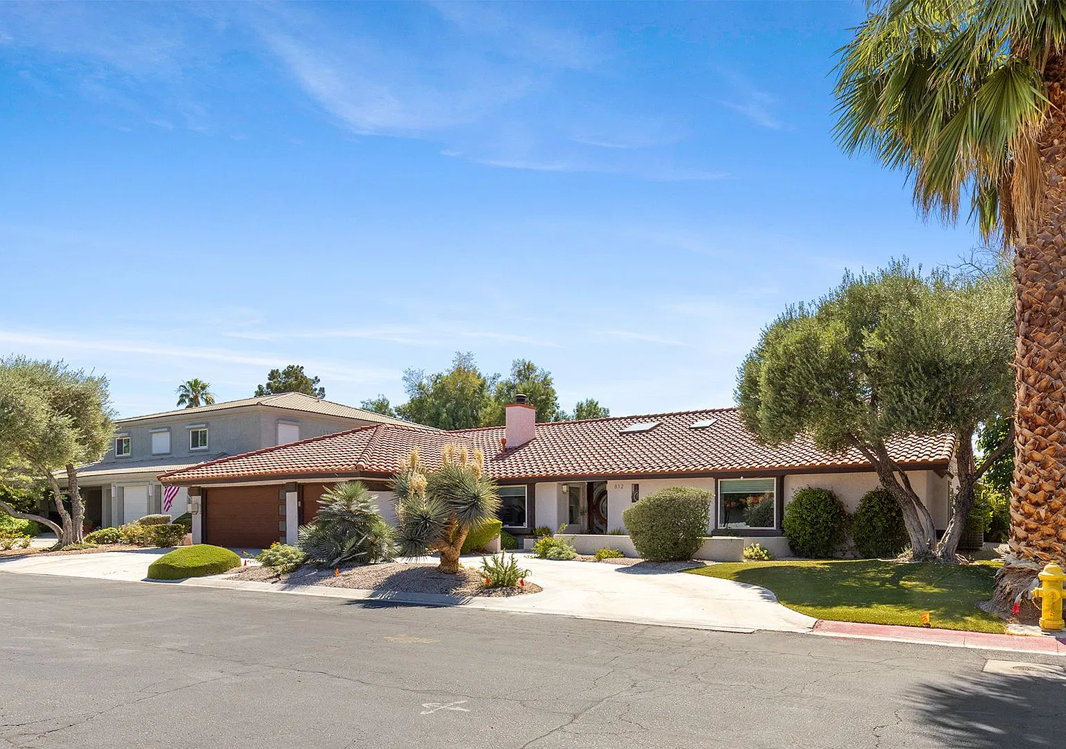 Hard to Find, Single Story Pool and Spa Home — Photo 2