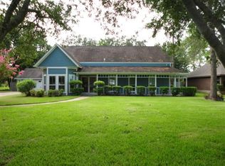 801 W Edgewood Dr, Friendswood, TX 77546