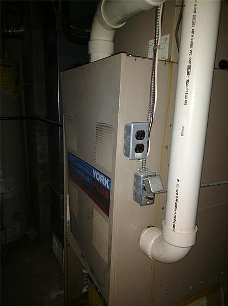 2nd image of 1003 Warren Ave