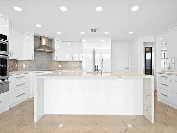 5th image of 570 Ocean Dr APT 902