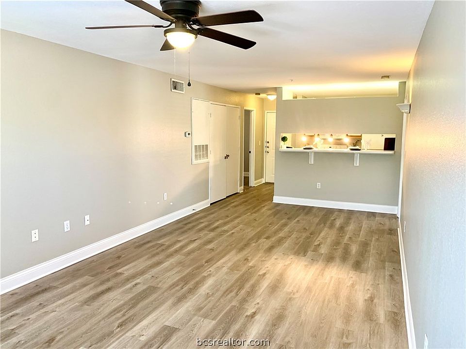 1st image of 521 Sw Pkwy #201