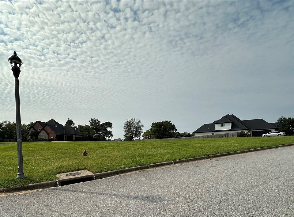2nd image of 206 S Gleneagle Dr #8