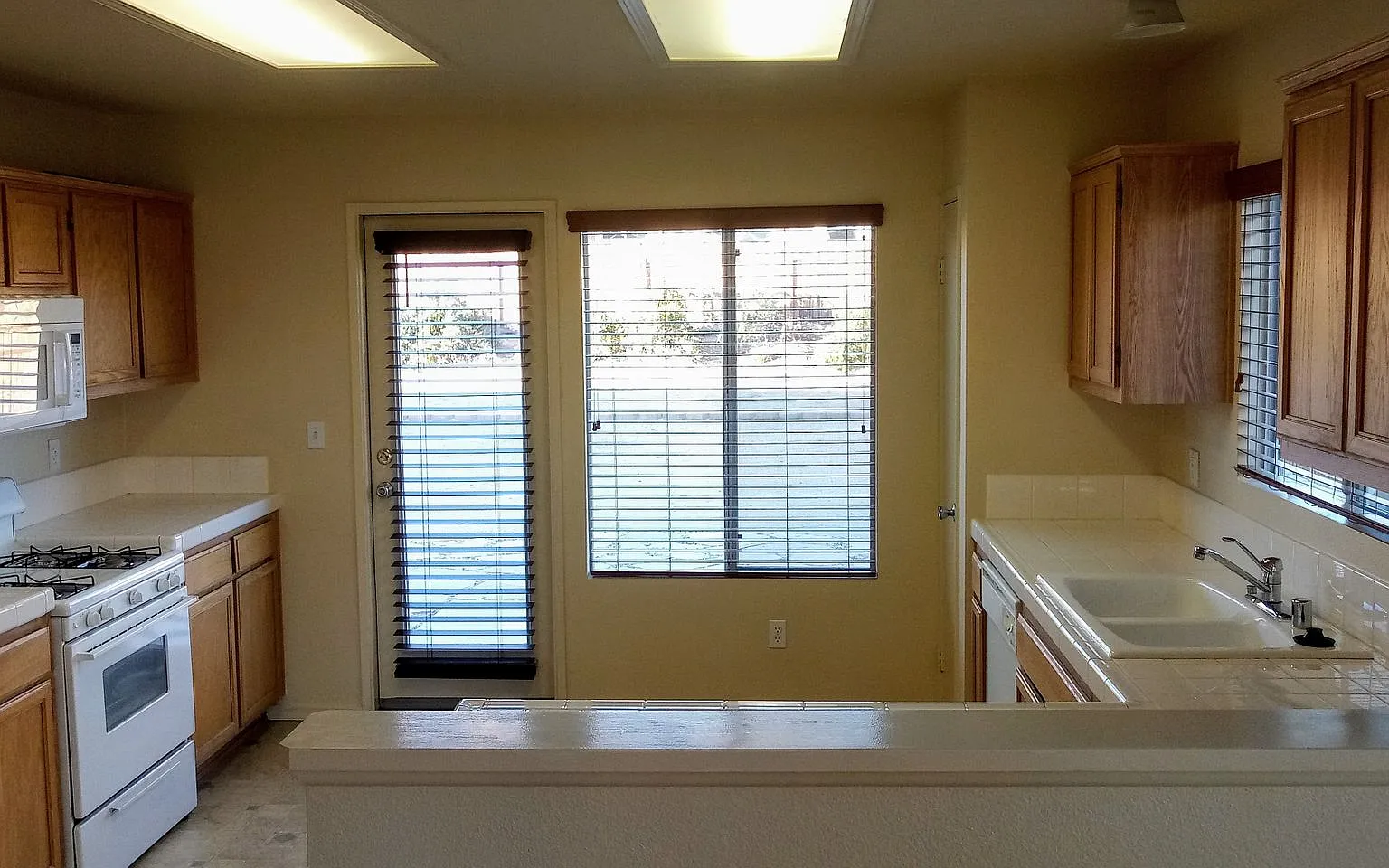 $200 off First full Month's Rent Four bedroom in Desert Vista Community — Photo 4