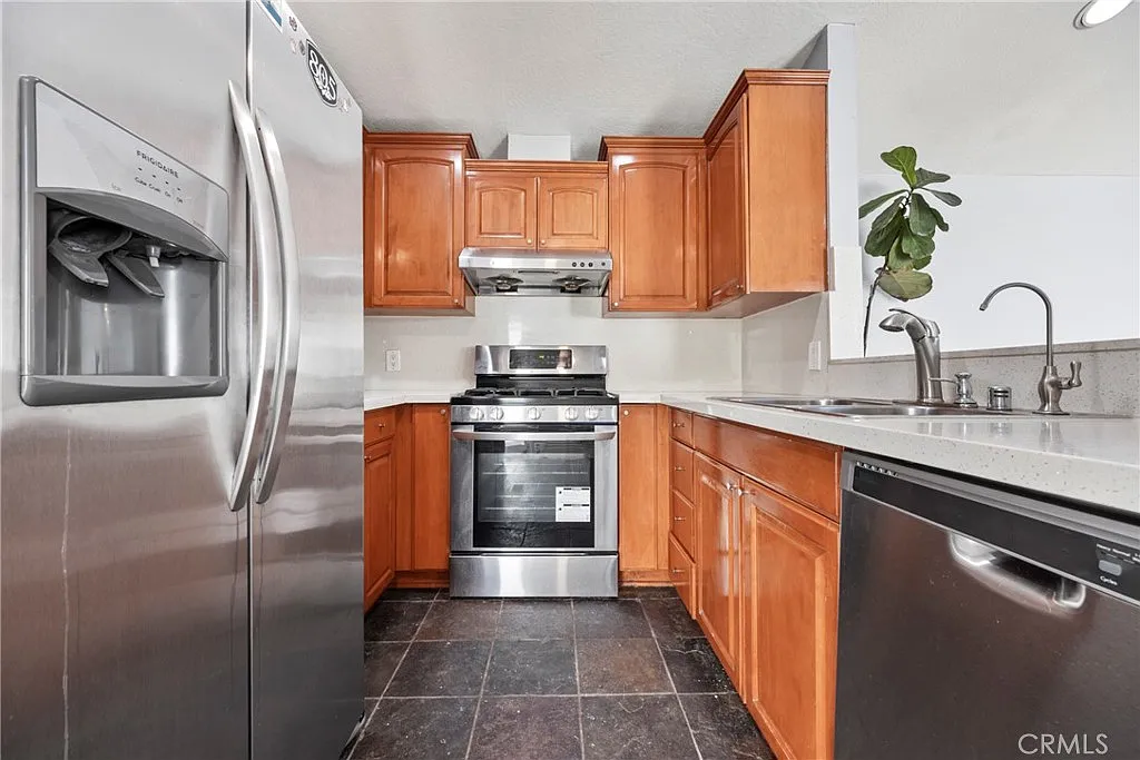 3 bed, 906 sqft, $3,000 — Photo 3