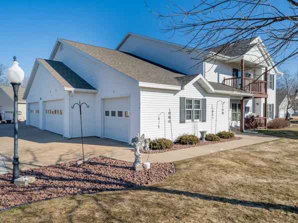 220 Country Side Ct Unit A, Waupaca, WI 54981