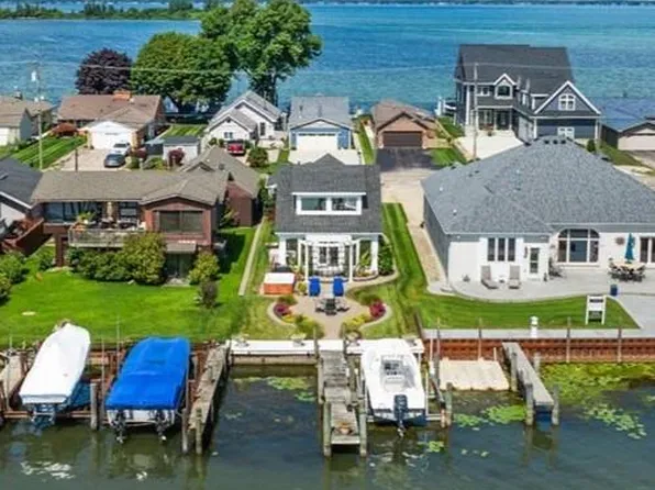 32546 N River Rd, Harrison Township, MI 48045