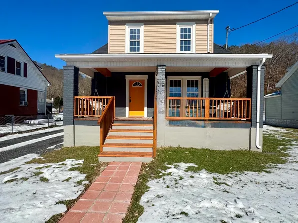 1322 W Jackson St, Covington, VA 24426