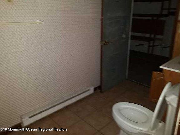 5th image of 2411 Oak St