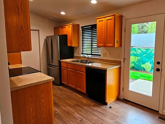 3rd image of 885 Creek Ct NW