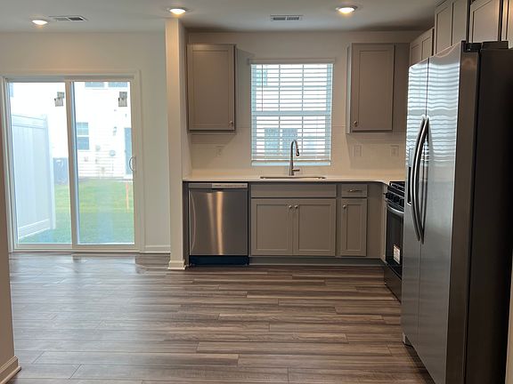 5th image of 332 Livesey Ln #332