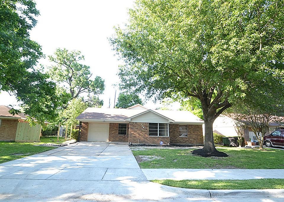 1st image of 118 W Riverwood Dr