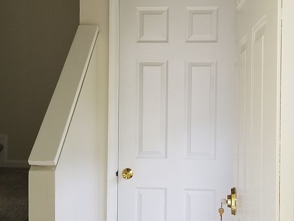 The entrance hall with coat closet