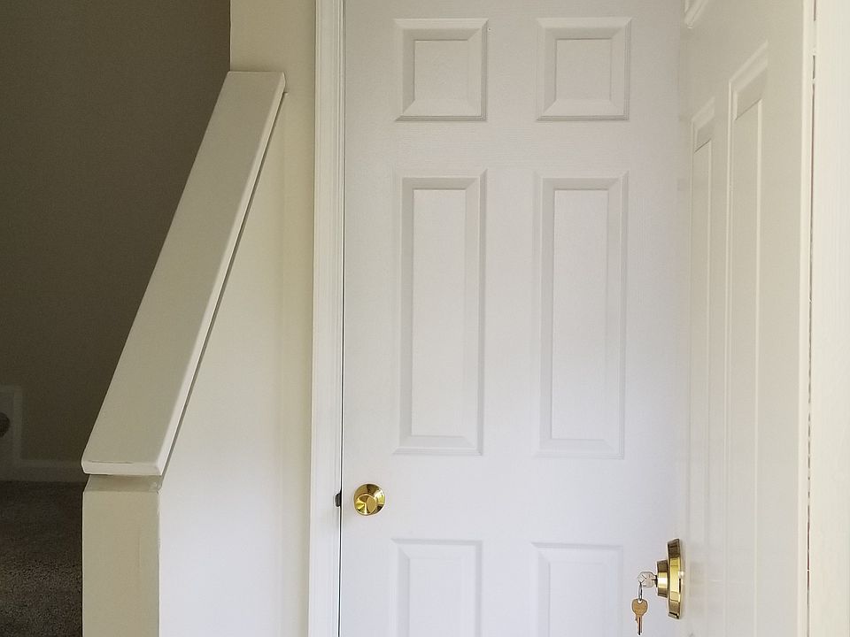 The entrance hall with coat closet