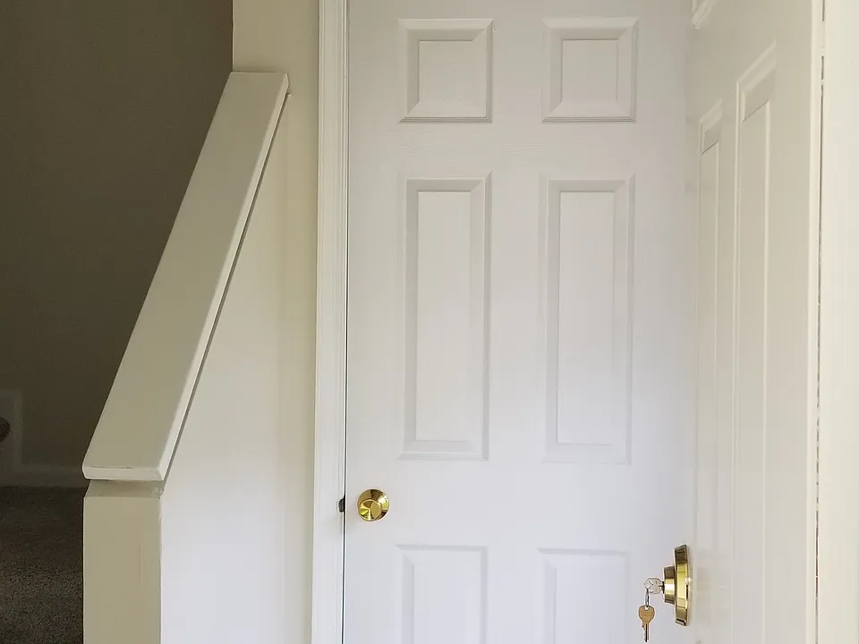 The entrance hall with coat closet