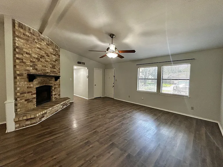 4205 Greencrest Dr — Photo 5