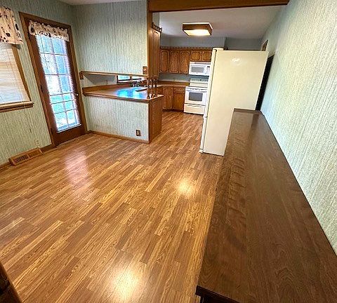 4th image of 908 E Republic Ave