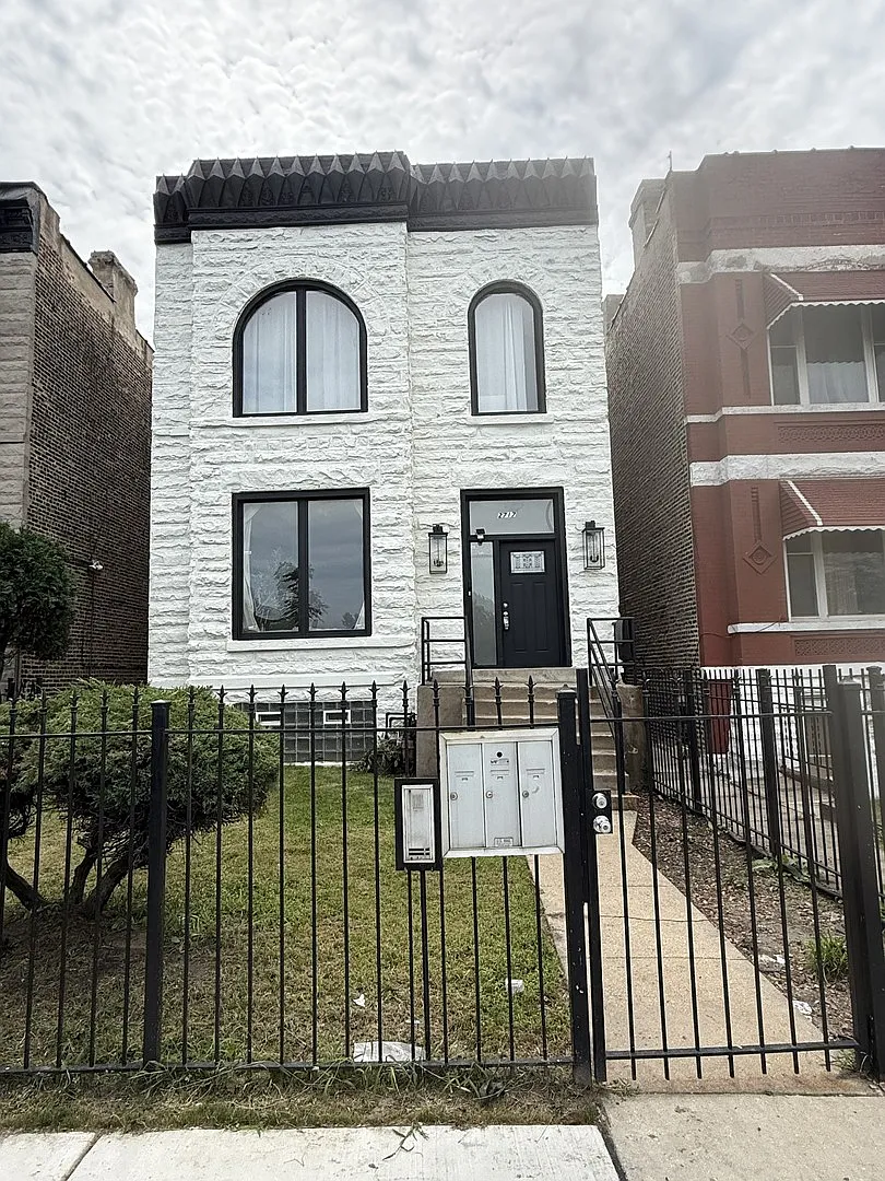 3 bed, 1300 sqft, $1,975 — Photo 1