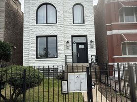 2717 W Congress Pkwy, Chicago, IL