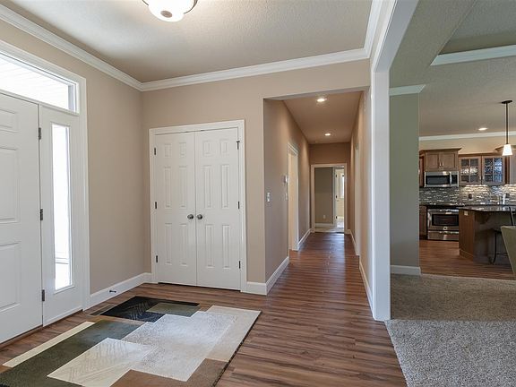4th image of 813 Red Robin Dr