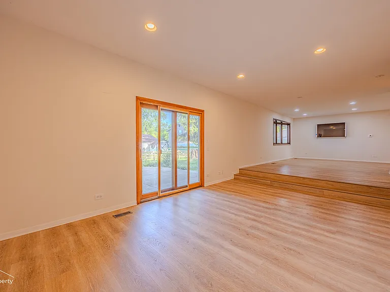 517 N Rohlwing Rd — Photo 3