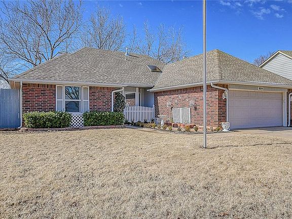 3rd image of 909 Randall Dr