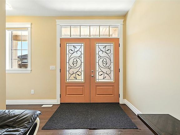 5th image of 352 Christine Ave