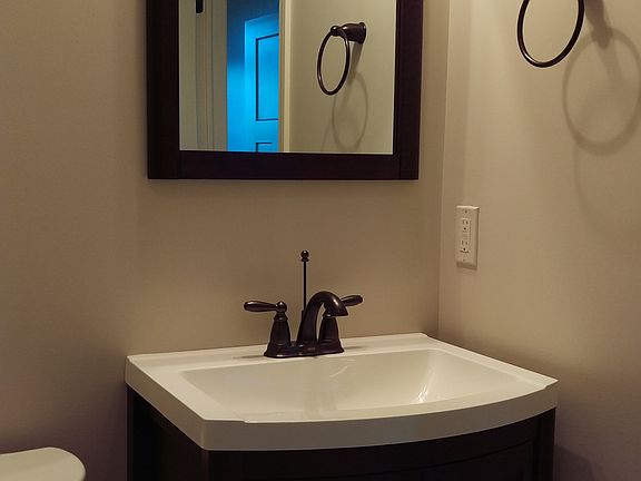 2nd full bathrm w 4 ft showe