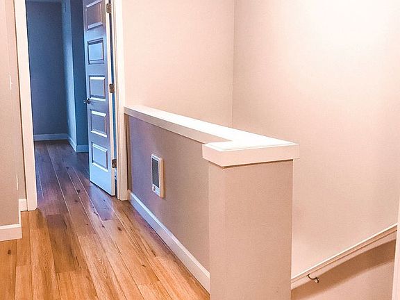 3rd image of 424 NE Stafford St #8340288