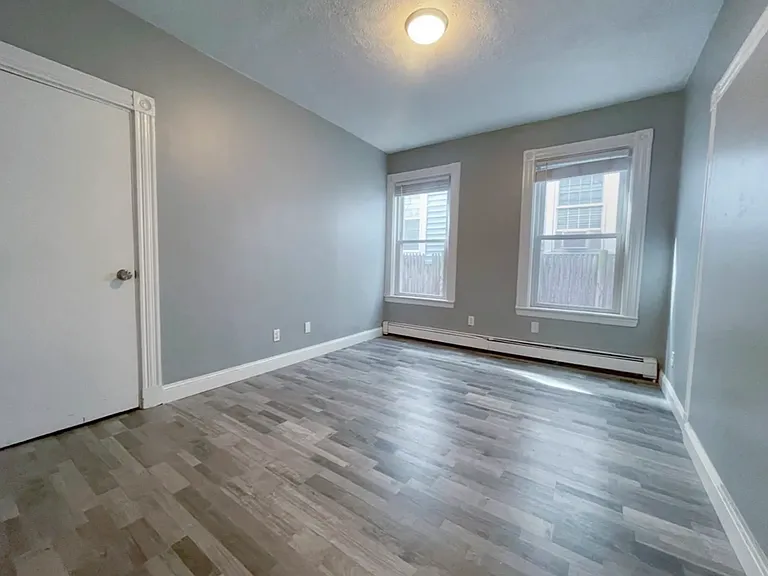 819 E 2nd St #1B — Photo 2