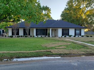 202 Country Club Dr, Benton, LA 71006