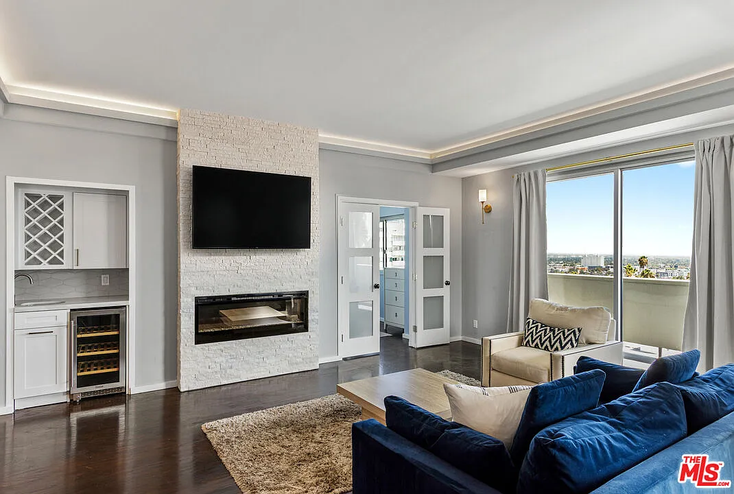 2 bed, 2.0 bath, 1212 sqft, $6,750 — Photo 2