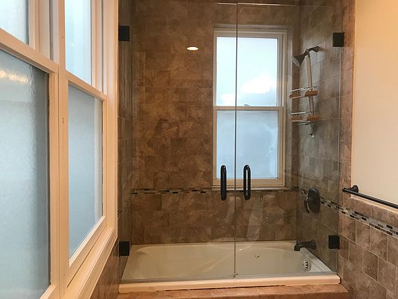 3rd image of 819 W Aldine Ave #2