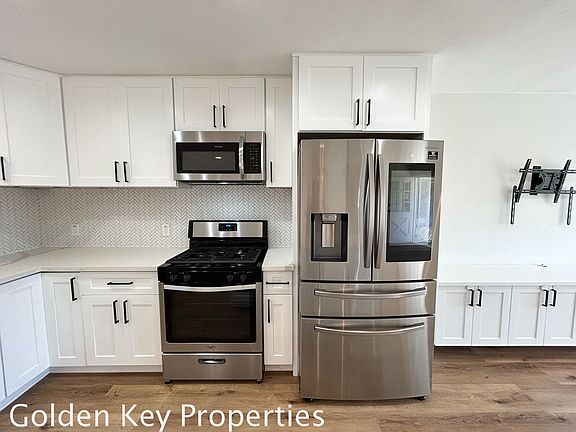 4th image of 2501 Davis Ave #0