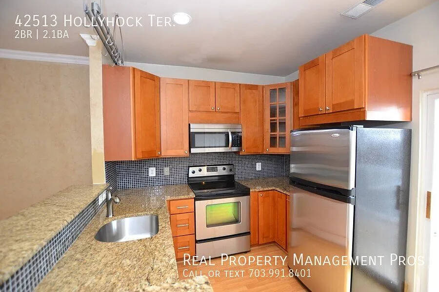 Beautifully Maintained 2 Bedroom 2.5 Bath Townhouse For Rent In the Heart of Ashburn. — Photo 4