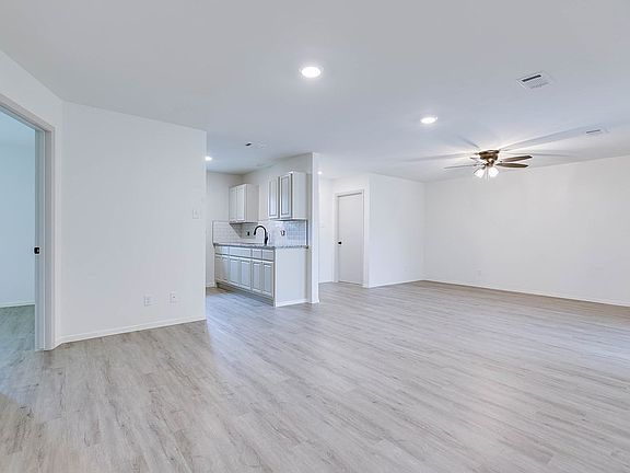5th image of 126 Belaire Ave