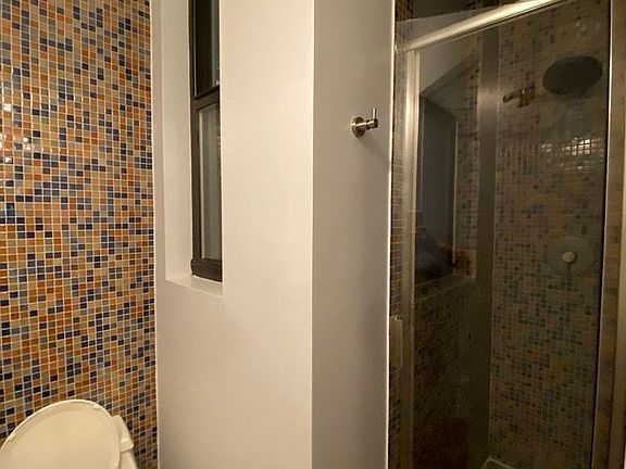 5th image of 426 E 9th St APT 2D