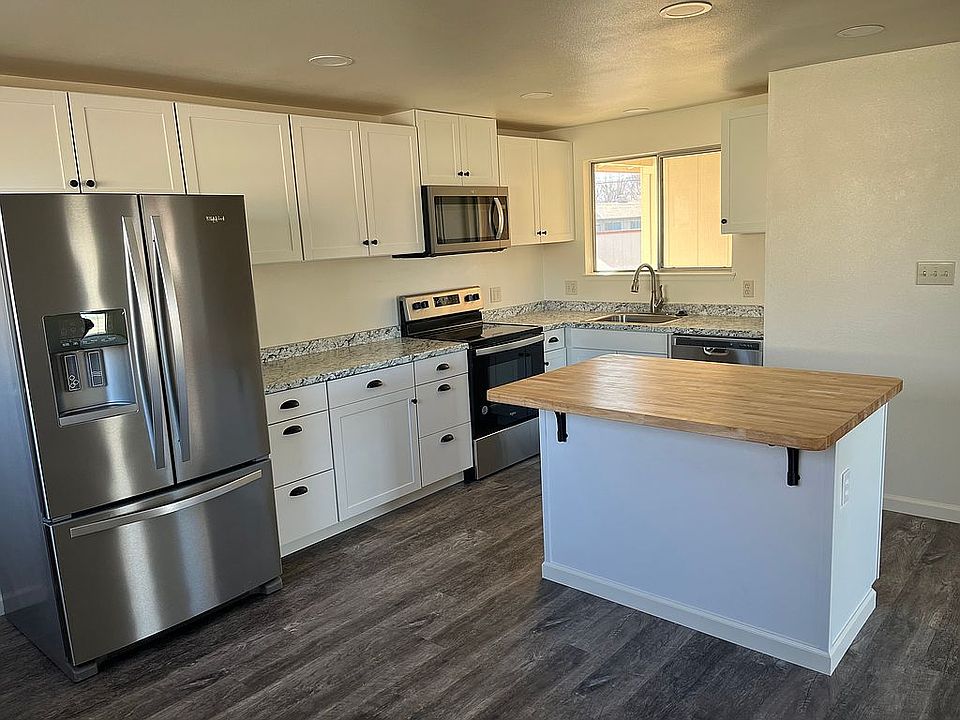 Kitchen w/island