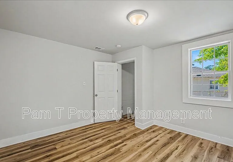 628 W 48th St — Photo 11