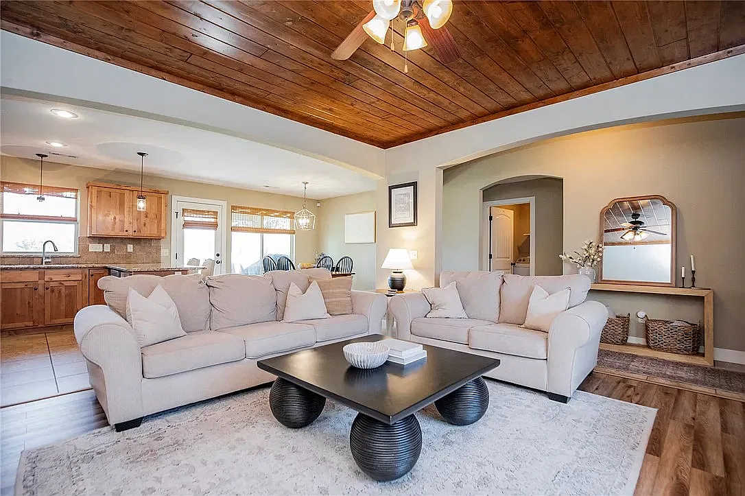 3 bed, 1462 sqft, $2,200 — Photo 2