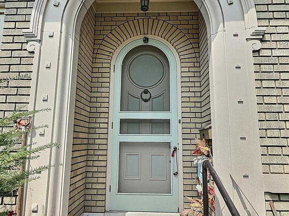 5th image of 628 W Irving Ave