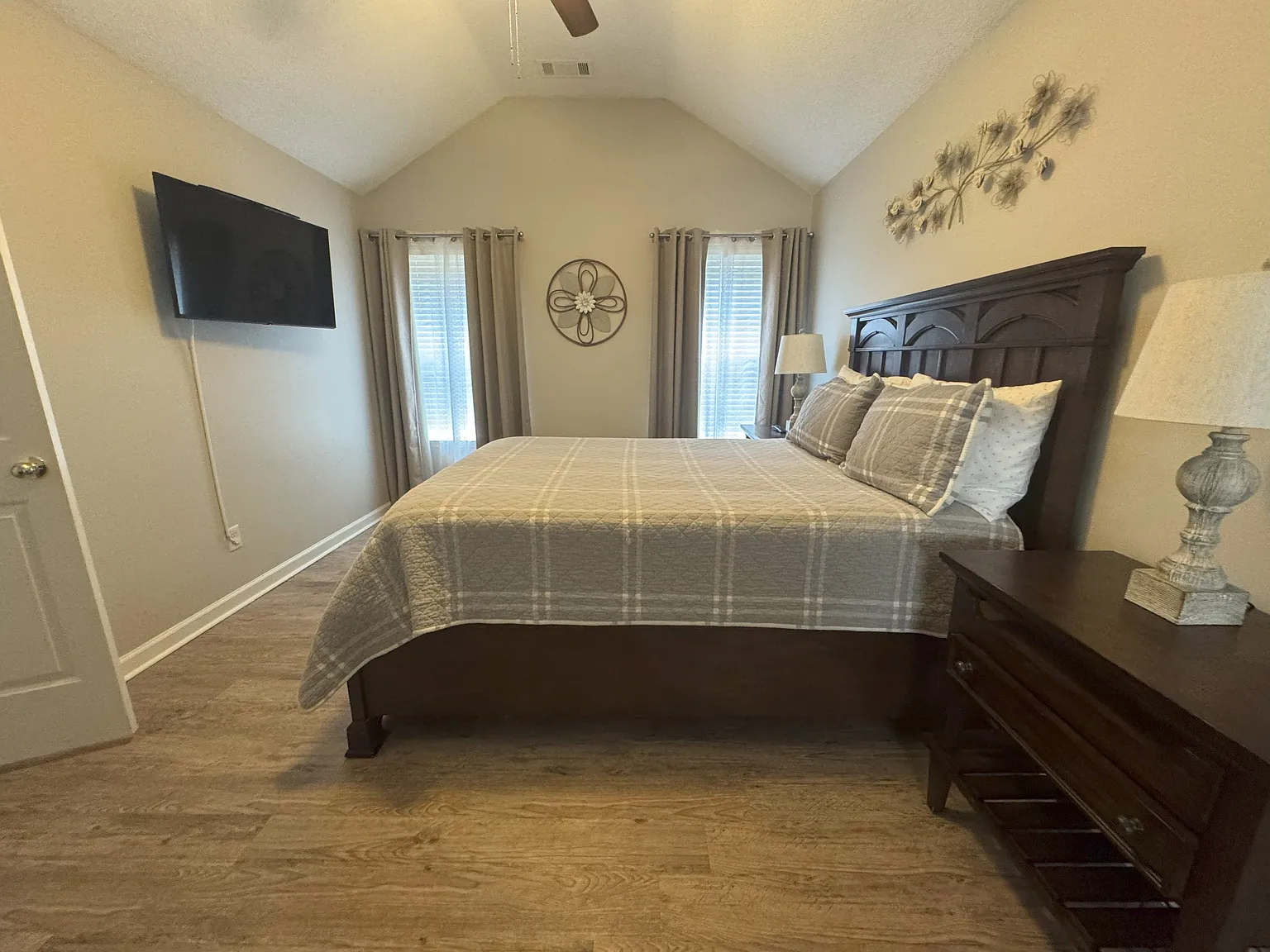 3 bed, 1350 sqft, $3,990 — Photo 3