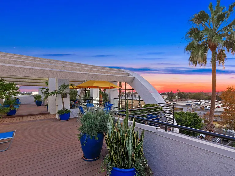 Palm Royale Apartments — Photo 18
