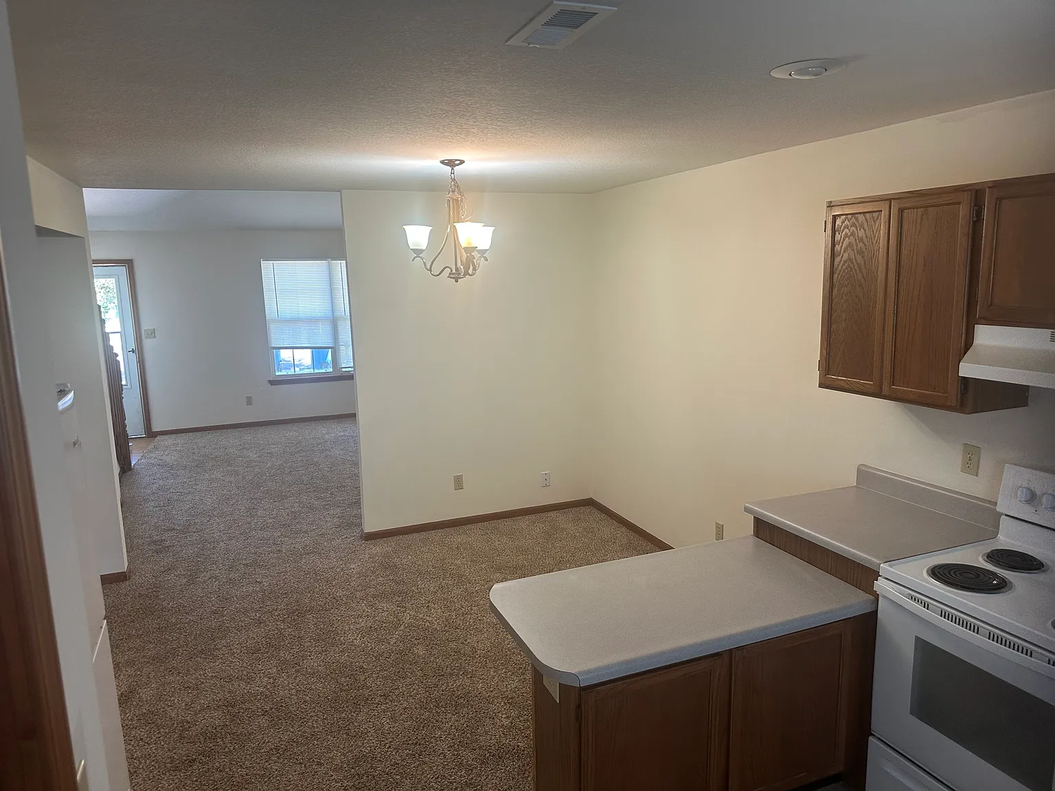 3 bed, 1400 sqft, $1,375 — Photo 2