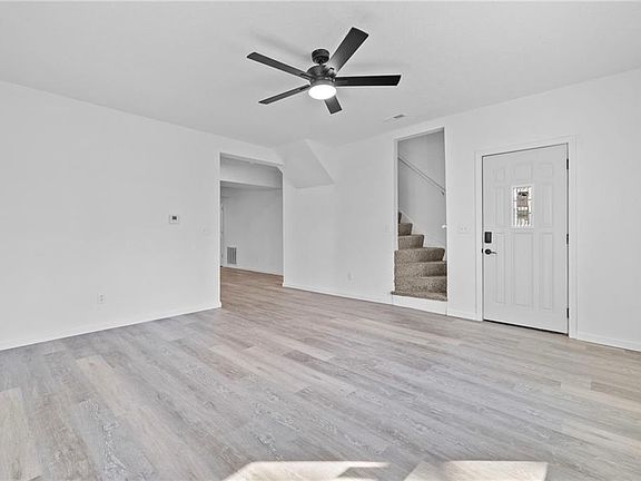 3rd image of 325 S Elm St