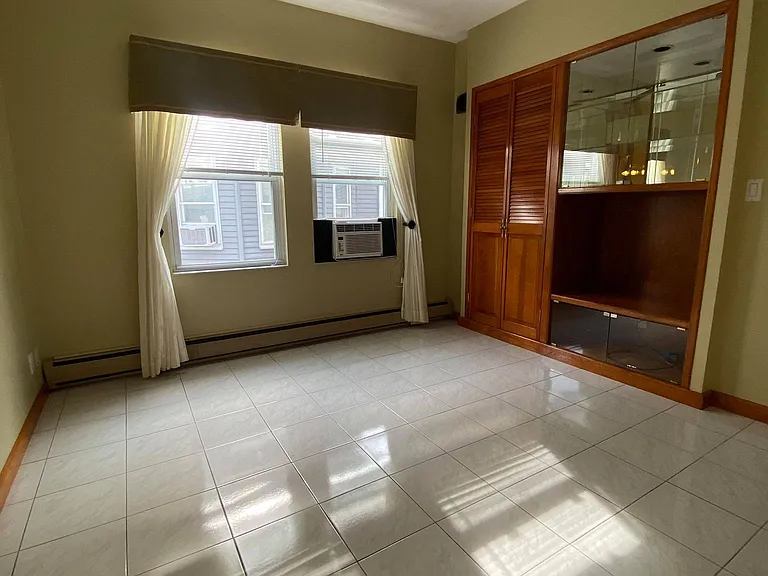 146 W Adams St — Photo 6