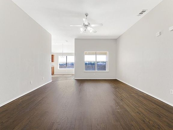 3rd image of 621 Fossil Wood Dr