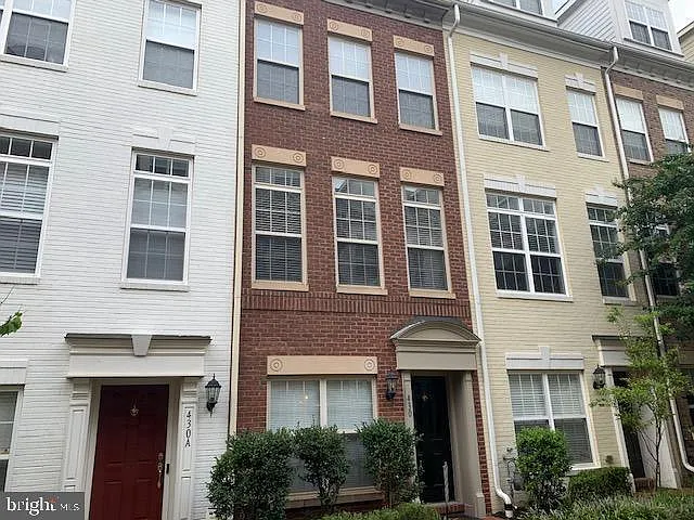 3 bed, 2.5 bath, 1422 sqft, $4,500 — Photo 1