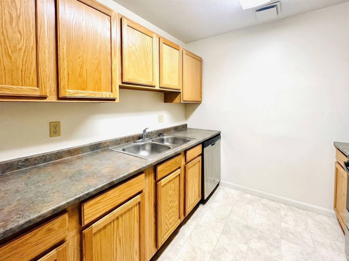 3BR/1BA Condo near UVM & Downtown (Hill Gardens #214) — Photo 3
