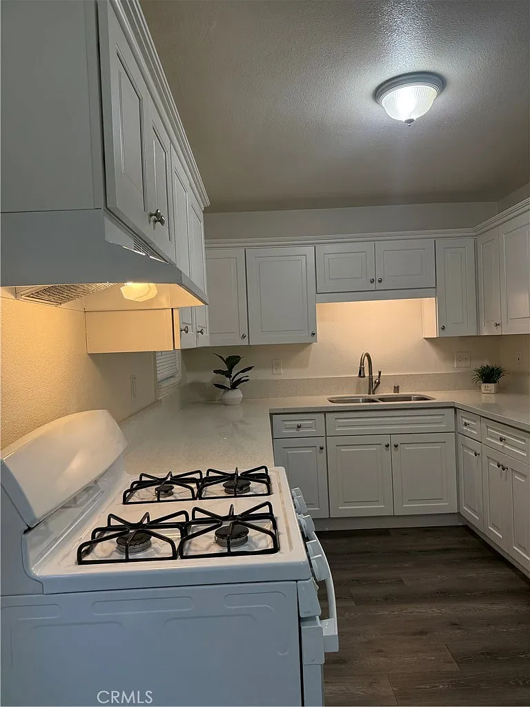 3 bed, 1100 sqft, $2,500 — Photo 4
